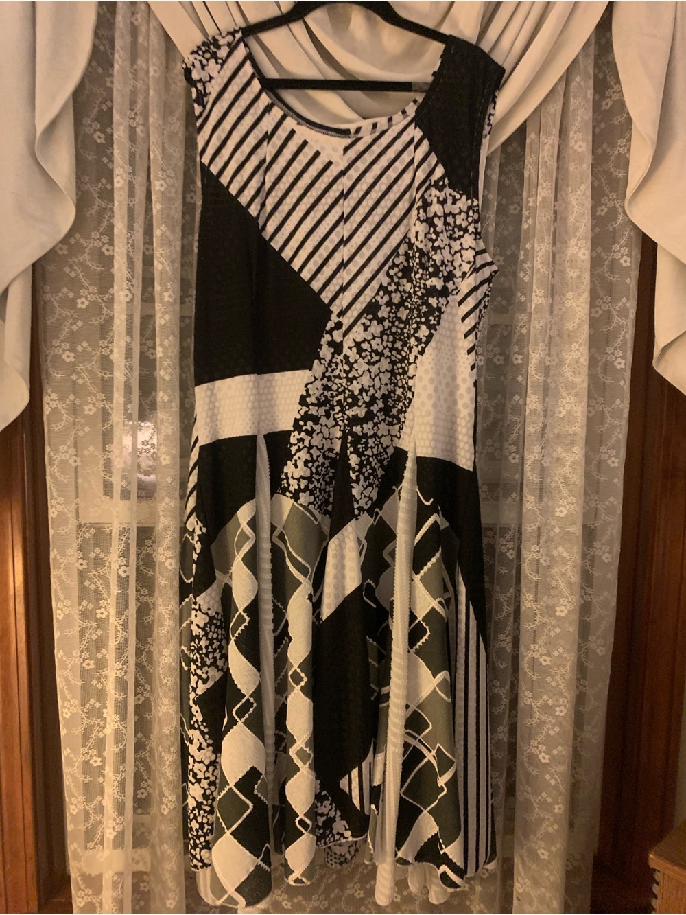 Sleeveless Black and White Patterned Women's Dress